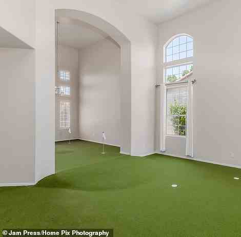 Ein Bereich des Hauses, der sich im Erdgeschoss befindet, wurde in einen Indoor-Golfplatz umgewandelt, komplett mit Löchern zum Sammeln der Bälle, weißen Fahnen und sogar einer Rampe – eine zusätzliche Herausforderung für die erfahreneren Spieler