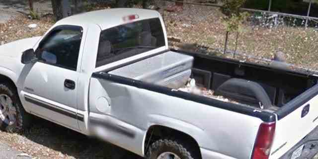 Gonzalo Lopez soll einen weißen Chevrolet Silverado von 1999 aus dem Haus gestohlen haben, in dem die fünf Leichen gefunden wurden. 