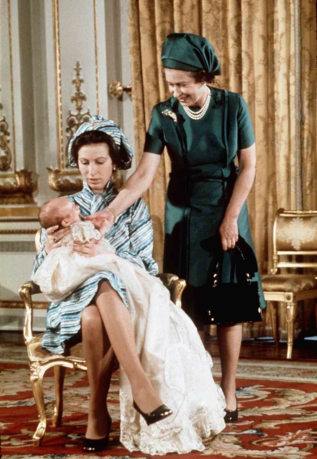 GBR: Queen Elizabeth II und Prinzessin Anne mit ihrem ersten Enkelkind