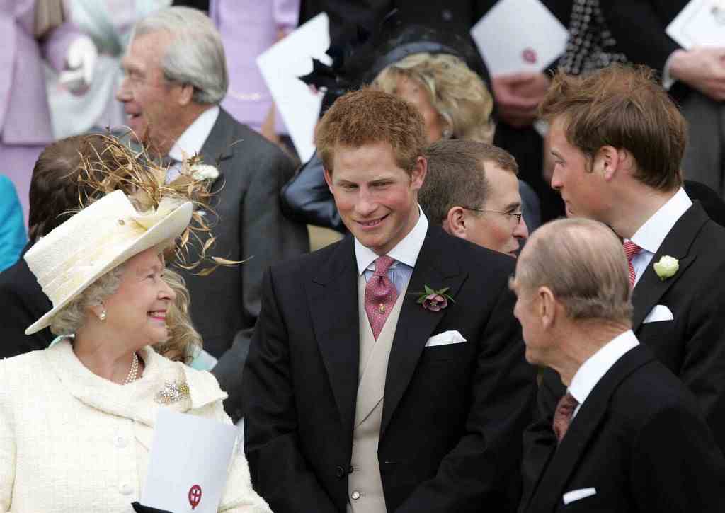Queen Elizabeth (L) steht mit Prinz H