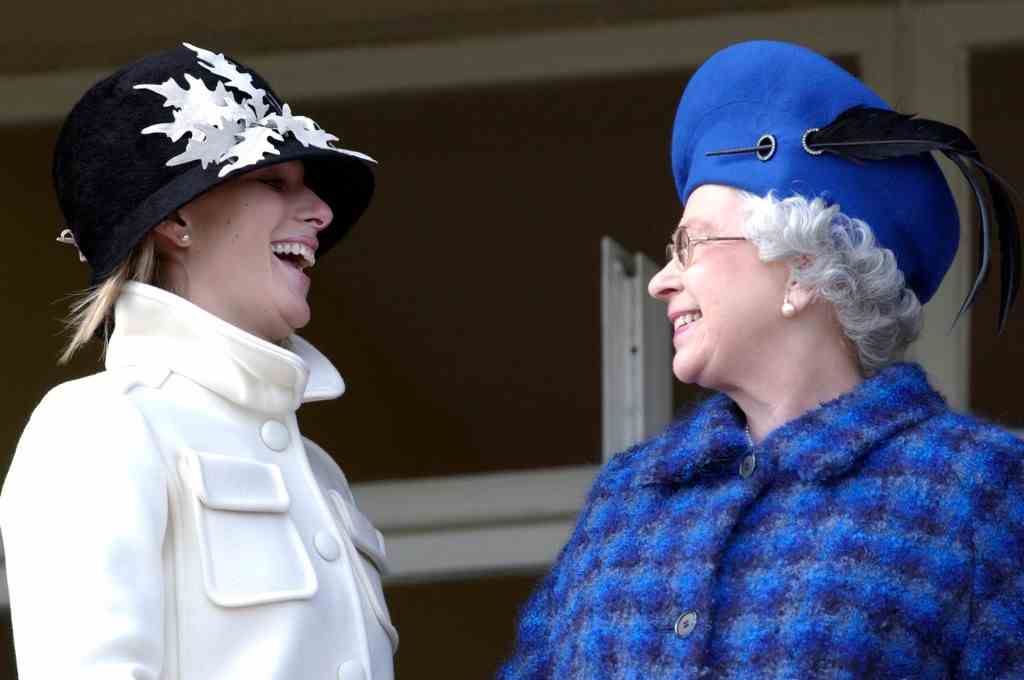 Königin und Zara Phillips scherzen