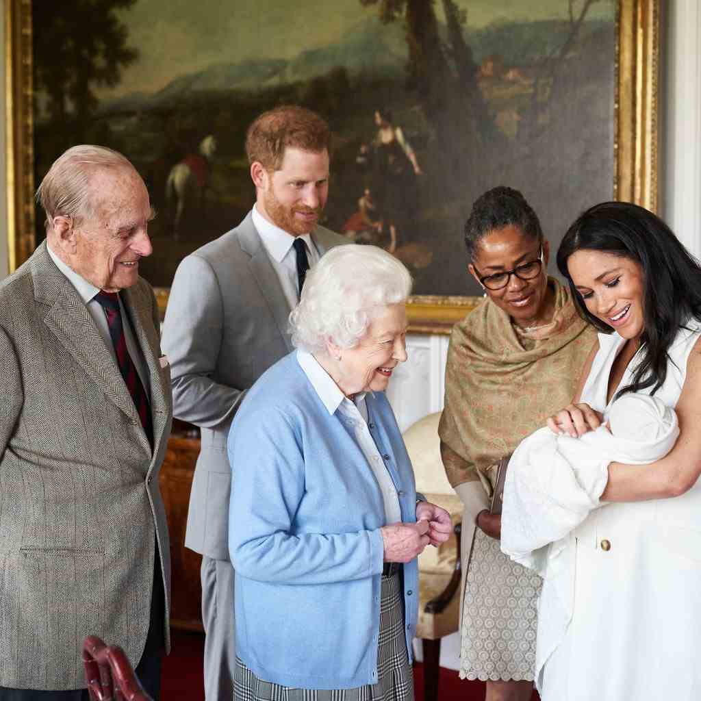 Der Herzog und die Herzogin von Sussex werden von ihrer Mutter Doria Ragland begleitet, als sie ihren neuen Sohn, der am Montag geboren wurde und den Namen Archie Harrison Mountbatten-Windsor trägt, der Königin Elizabeth II. und dem Herzog von Edinburgh auf Schloss Windsor zeigen