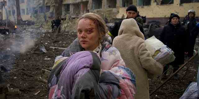 Marianna Vishegirskaya steht vor einem Entbindungsheim, das durch Beschuss in Mariupol, Ukraine, am Mittwoch, den 9. März 2022, beschädigt wurde.