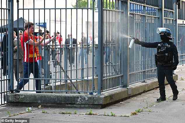 Die französische Polizei feuerte Tränengas und Pfefferspray auf Liverpool-Anhänger außerhalb des Stadions ab