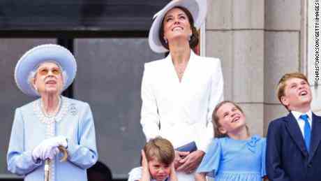 Königin Elizabeth II., Prinz Louis, Catherine, die Herzogin von Cambridge, Prinzessin Charlotte und Prinz George beobachten am Donnerstag den Vorbeiflug der Royal Air Force vom Balkon des Buckingham Palace.