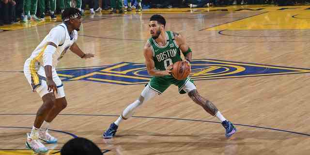 Jayson Tatum #0 von den Boston Celtics dribbelt den Ball während des ersten Spiels der NBA Finals 2022 am 2. Juni 2022 im Chase Center in San Francisco, Kalifornien. 