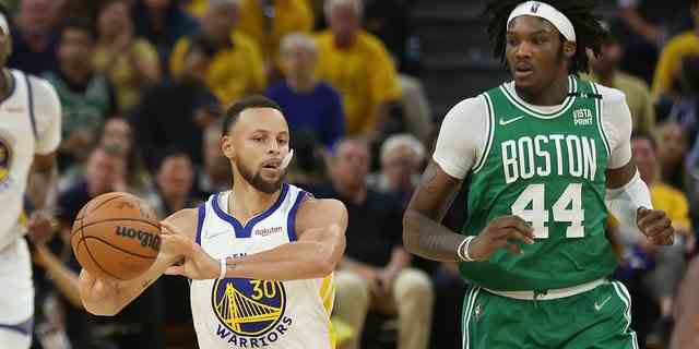 Golden State Warriors Guard Stephen Curry (30) übergibt den Ball vor dem Boston Celtics Center Robert Williams III (44) während der ersten Hälfte von Spiel 1 des Basketball-NBA-Finales in San Francisco, Donnerstag, 2. Juni 2022. 