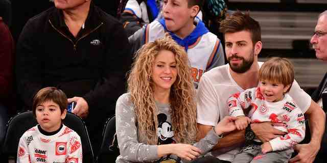 Shakira, Gerard Pique und ihre beiden Söhne besuchen am Weihnachtstag 2017 das Spiel New York Knicks vs. Philadelphia 76ers im Madison Square Garden.