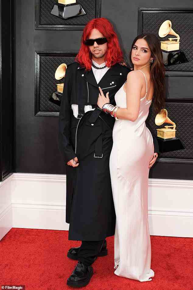 Debüt auf dem roten Teppich: Das Paar ist seit 2021 zusammen und gab sein Debüt auf dem roten Teppich bei den Grammys 2022 in Las Vegas am 3. April, wo sie eine heiße Show hinlegten