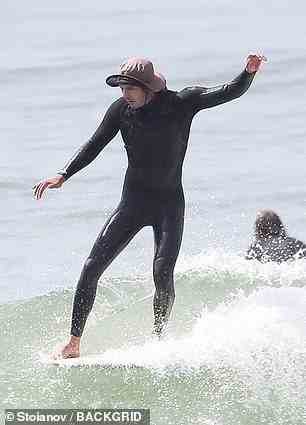 Surft auf: Brody trug auch einen Neoprenanzug für ihren Morgen am Strand