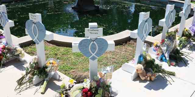 Ein Denkmal für ein Opfer der Massenerschießung am Dienstag in einer Grundschule ist am 26. Mai 2022 auf dem Stadtplatz der Stadt Uvalde in Uvalde, Texas, zu sehen.