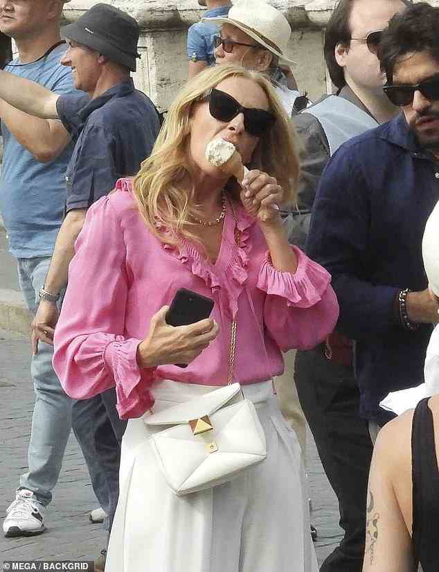 Eiskalt: Die australische Schauspielerin, 49, begeisterte in einer rosa Bluse und einer wogenden weißen Hose für das europäische Shooting
