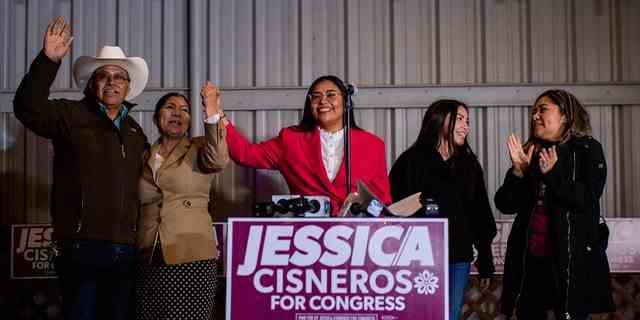 Die demokratische US-Kongresskandidatin Jessica Cisneros aus Texas schließt eine Rede zusammen mit ihrer Familie während einer Uhrenparty am 1. März 2022 in Laredo, Texas.