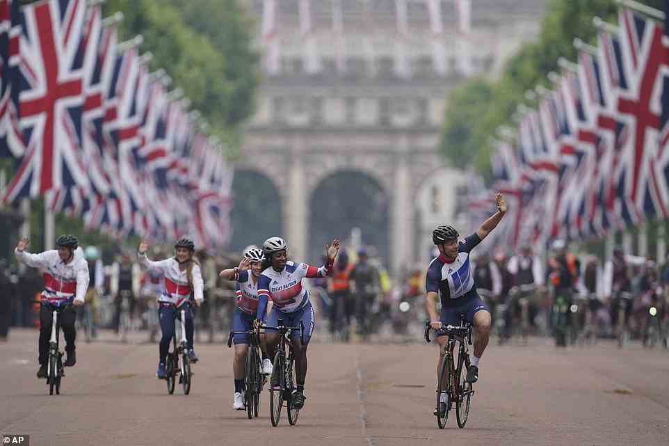 Kadeena Cox and Chris Hoy during the Platinum Jubilee Pageant outside Buckingham Palace in London, June 5, 2022