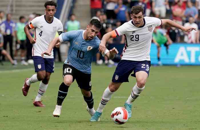Joe Scally verteidigt für die USMNT vs. Uruguay