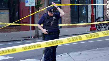 Ermittler der Philadelphia Police arbeiten am Sonntag am Tatort einer tödlichen Schießerei in der South Street.