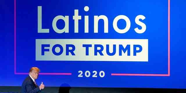 Auf diesem Aktenfoto vom 14. September 2020 gibt Präsident Donald Trump der jubelnden Menge nach einem runden Tisch der Latinos for Trump Coalition in Phoenix einen Daumen nach oben.