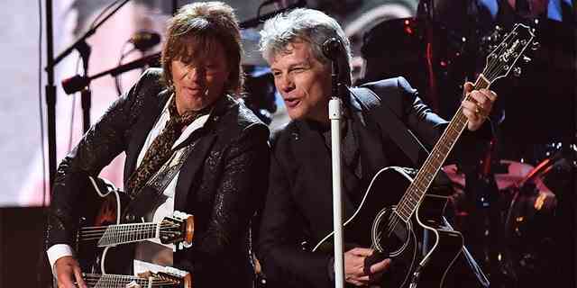 Jon Bon Jovi und Richie Sambora von Bon Jovi treten während der 33. jährlichen Rock &  Einführungszeremonie in die Roll Hall of Fame im Public Auditorium am 14. April 2018 in Cleveland, Ohio. 
