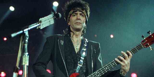 Alec John Such von Bon Jovi tritt am 14. Mai 1993 auf der Bühne der Wembley Arena in London auf. 