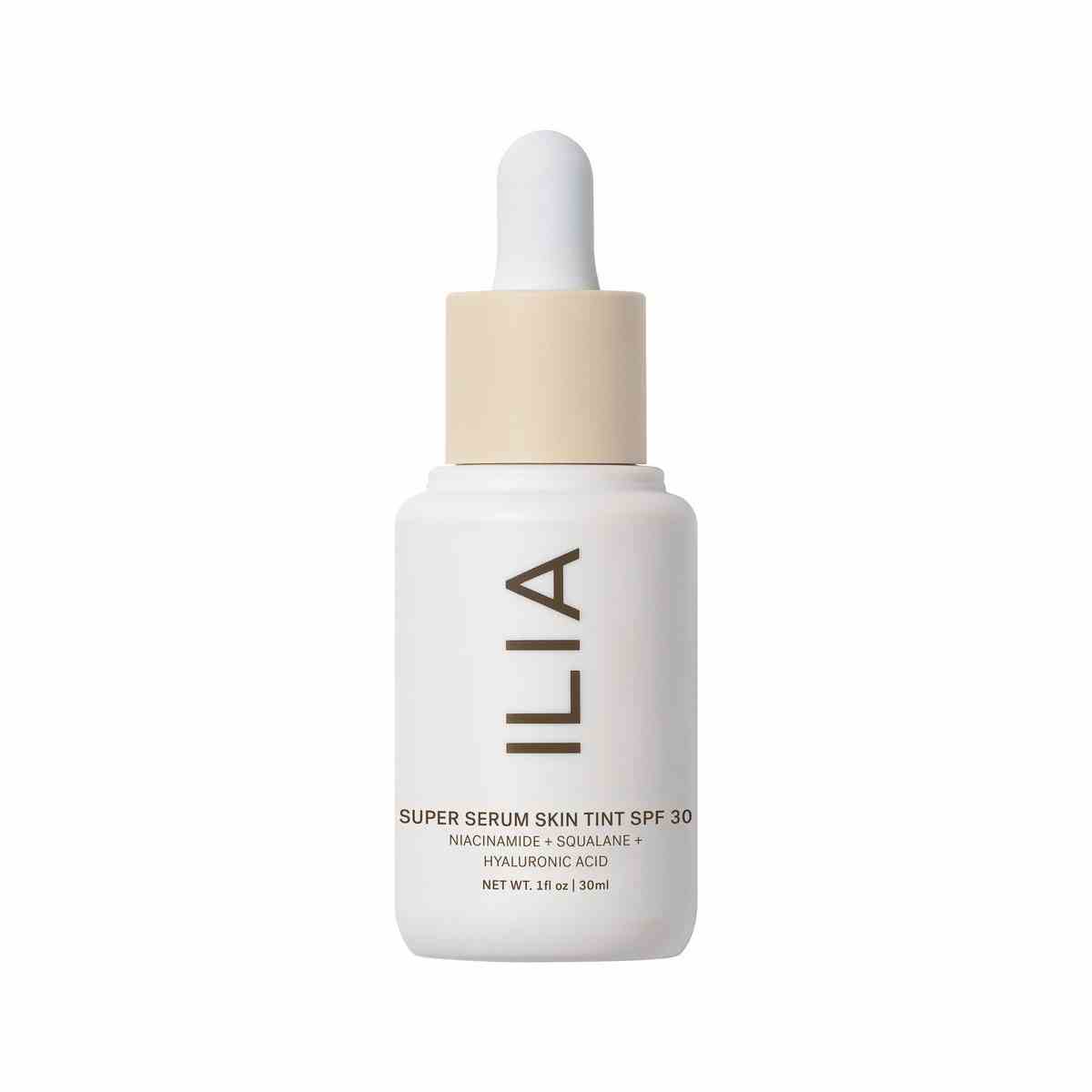 Ilia Super Serum Skin Tint SPF 40 weiße Tropfflasche mit Hauttönung auf weißem Hintergrund