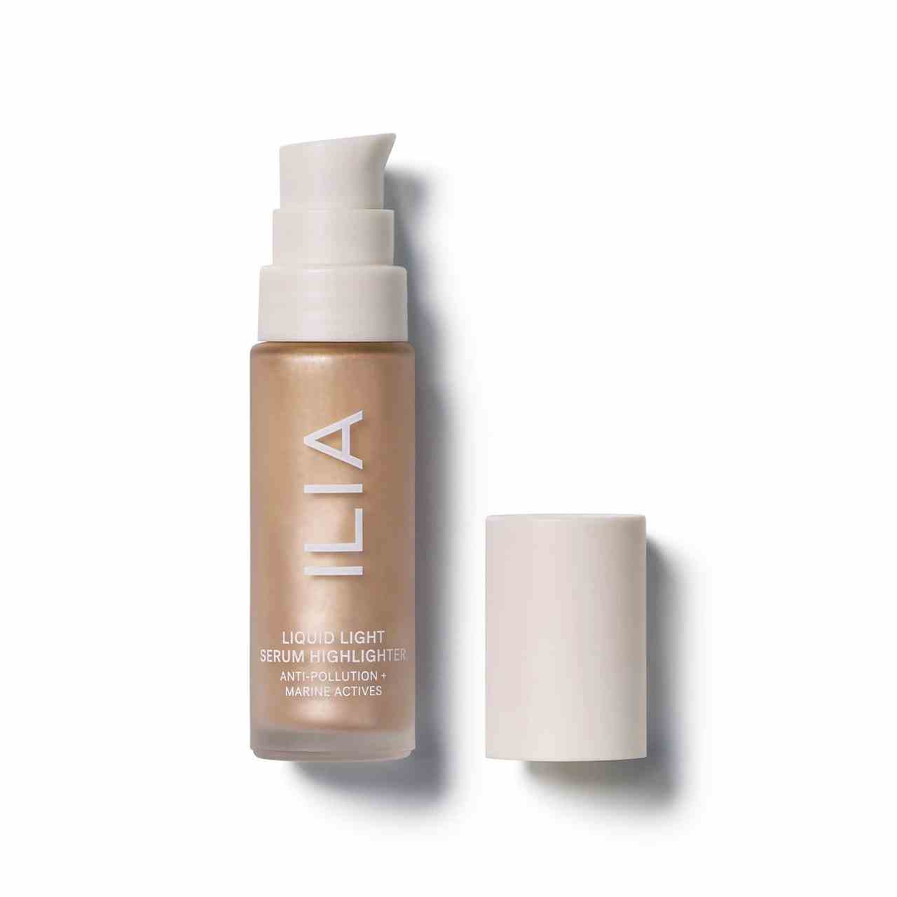 Ilia Beauty Liquid Light Serum Highlighter Dose mit blassgoldenem flüssigem Highlighter mit Spenderpumpe und Kappe auf weißem Hintergrund
