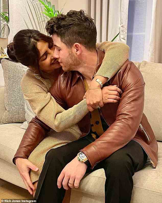 Smitten: An anderer Stelle hat sich Priyankas Ehemann Nick Jonas kürzlich in einem offenen neuen Interview über die Vaterschaft geäußert