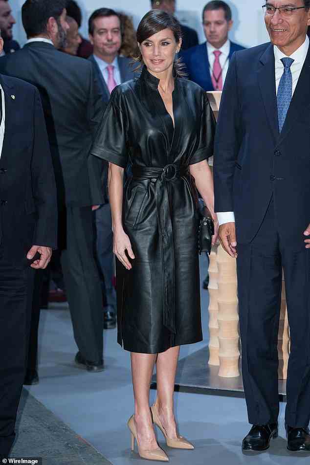 Die spanische Königin scheut sich nicht, neue Materialien auszuprobieren, wie dieses schwarze Lederkleid, das mit einem integrierten Gürtel in der Taille geschnürt wird