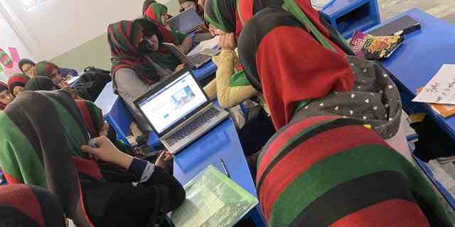 Mädchen studieren an einem unbekannten Ort in Afghanistan.