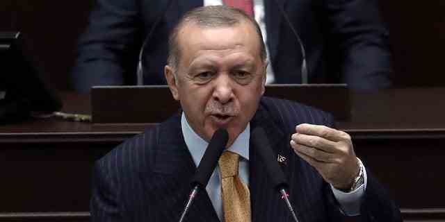 Der türkische Präsident Recep Tayyip Erdogan spricht am Mittwoch, den 28. Oktober 2020, vor dem Parlament in Ankara, Türkei, zu seinen Gesetzgebern der Regierungspartei. Erdogan drohte am Mittwoch, eine neue Militäroperation in Nordsyrien zu starten, falls kurdische Militante nicht aus Gebieten entlang seiner Grenze geräumt würden mit Syrien.  Er sagte auch, dass ein russischer Luftangriff, der Anfang dieser Woche auf von der Türkei unterstützte syrische Rebellen in Idlib abzielte, ein Hinweis darauf sei, dass Moskau keinen dauerhaften Frieden in der Region anstrebe.  (AP-Foto)