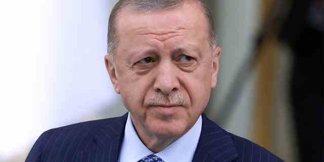 DATEI – Der türkische Präsident Recep Tayyip Erdogan trifft am 16. Mai 2022 zu einer Begrüßungszeremonie für seinen algerischen Amtskollegen Abdelmadjid Tebboune in Ankara, Türkei ein. (AP Photo/Burhan Ozbilici, Akte)