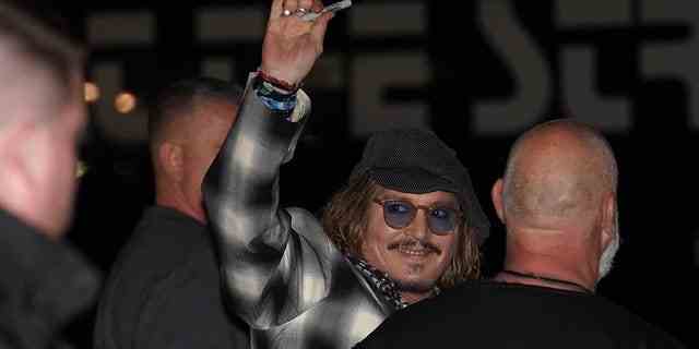 Fans sangen "Alles Gute zum Geburtstag" an Johnny Depp Montagabend vor einem Theater in York.  Er wird am Donnerstag 59 Jahre alt. 