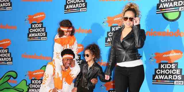 Mariah Carey und Nick Cannon kommen mit den Kindern Monroe Cannon (2R) und dem Marokkaner Scott Cannon (oben) zu den 31. jährlichen Nickelodeon Kids' Choice Awards am 24. März 2018 im Forum in Inglewood, Kalifornien. 