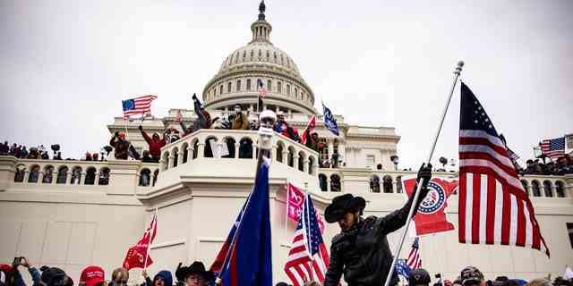Pro-Trump-Anhänger stürmen am 6. Januar 2021 das US-Kapitol in Washington.  (Samuel Corum/Getty Images)