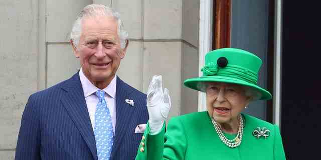 Königin Elizabeth und Prinz Charles stehen während des Platinum Jubilee Pageant auf einem Balkon und markieren das Ende der Feierlichkeiten.