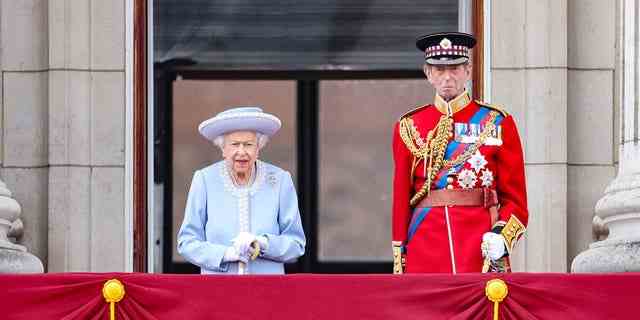 Königin Elizabeth und Prinz Edward, Herzog von Kent, stehen während der Trooping the Colour-Parade zur Feier des Platinjubiläums der Königin auf dem Balkon des Buckingham Palace.