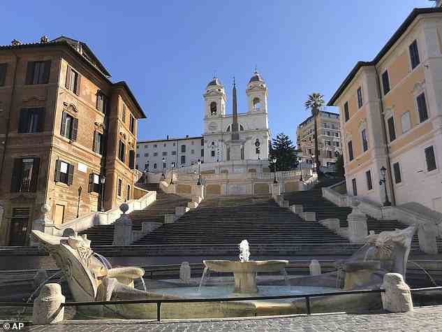 Die Stufen, die zwischen 1723 und 1726 vom Architekten Francesco de Sanctis entworfen wurden und von der Kirche Trinita dei Monti an der Spitze dominiert werden, gehören zum UNESCO-Weltkulturerbe