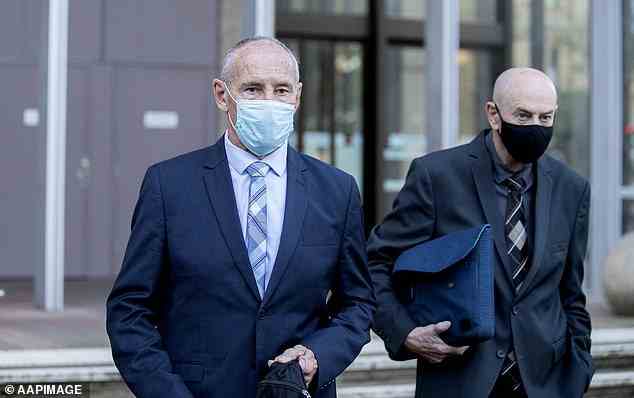 Chris Dawson (links) verlässt mit seinem Zwillingsbruder Paul den Obersten Gerichtshof, während er wegen des mutmaßlichen Mordes an seiner Frau vor Gericht steht