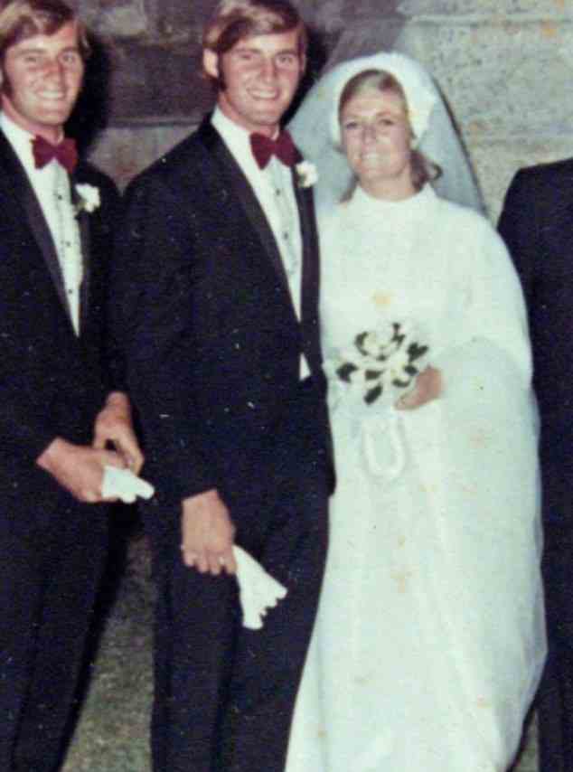 Chris Dawson an seinem Hochzeitstag neben seiner ersten Frau Lynette und seinem Zwillingsbruder Paul