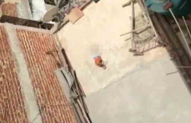 In den sozialen Medien wurde ein Clip viral, der das Mädchen zeigt, das um sich tritt und schreit, während es versucht, sich aus dem Seil zu befreien, während die schmerzhaft heiße 43 ° C (109,4 ° F) Sonne der indischen Hauptstadt Delhi auf sie niederbrennt