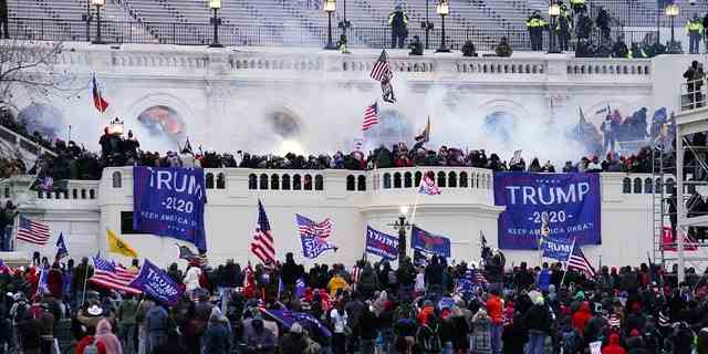 Auf diesem Aktenfoto vom 6. Januar 2021 stürmen gewalttätige Demonstranten, die Präsident Donald Trump treu ergeben sind, das Kapitol in Washington.