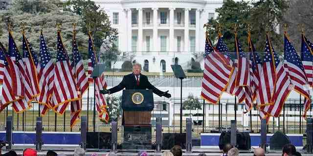 Auf diesem Aktenfoto vom 6. Januar 2021 mit dem Weißen Haus im Hintergrund spricht der ehemalige Präsident Trump bei einer Kundgebung in Washington kurz vor einem Angriff seiner Anhänger auf das US-Kapitol.