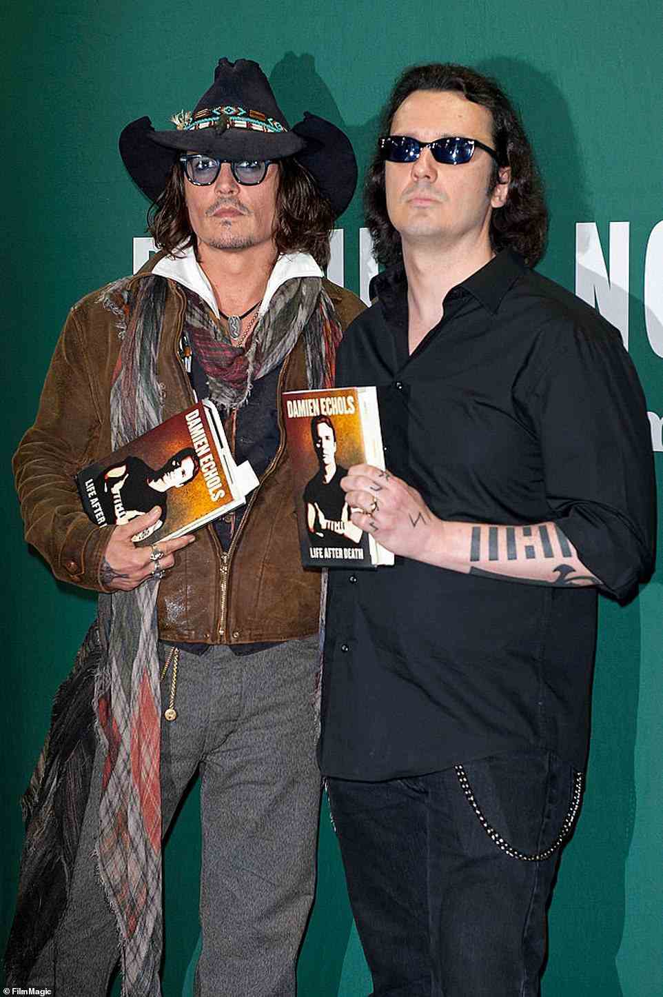 Johnny Depp (abgebildet mit Echols im Jahr 2012) gehörte zu den Prominenten, die sich für die Freiheit der West Memphis Three einsetzten, nachdem DNA-Tests ergaben, dass es keine physischen Beweise gegen sie gab