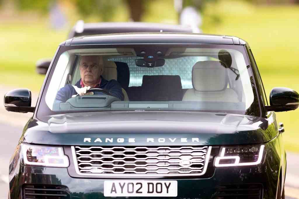 Prinz Andrew, Herzog von York, fährt nach seinem jüngsten Covid-Anfall am frühen Morgen in Windsor aus.