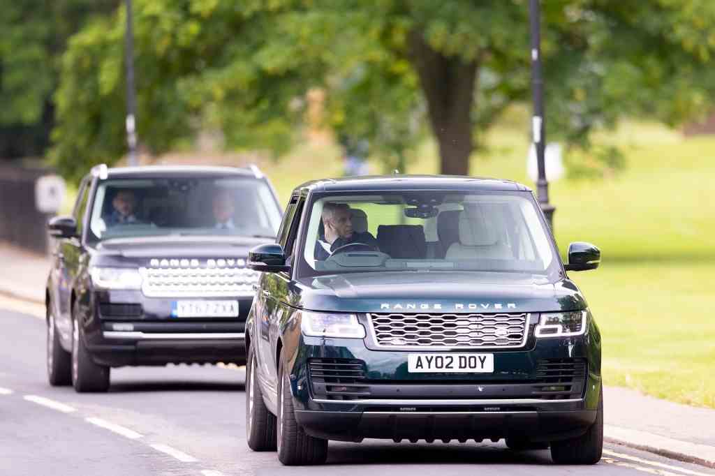 Prinz Andrew, Herzog von York, fährt nach seinem jüngsten Covid-Anfall am frühen Morgen in Windsor aus.