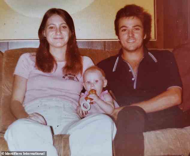 Harold Dean Clouse, 21, und Tina Gail (Linn) Clouse, 17, (zusammen mit ihrer einjährigen Tochter Holly Marie abgebildet) wurden im Januar 1981 tot in einem Waldgebiet in Houston, Texas, aufgefunden – damals , ihre Identität war unbekannt
