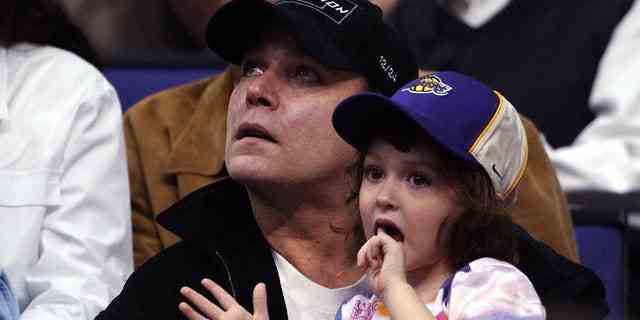 Ray Liotta und Tochter Karsen nehmen am 6. April 2003 im Staples Center in Los Angeles am Spiel der Lakers gegen die Phoenix Suns teil.