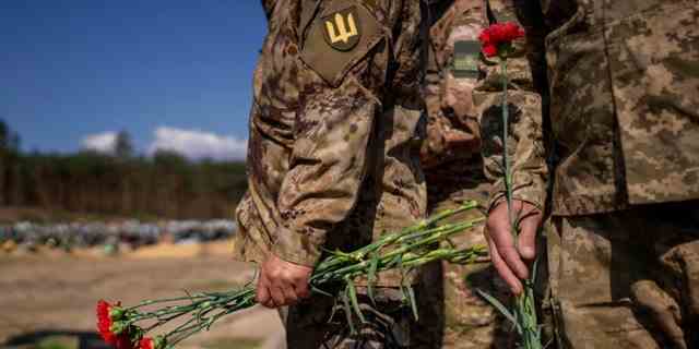 Soldaten der Territorialverteidigung von Irpin und der ukrainischen Armee halten am Sonntag, den 1. 