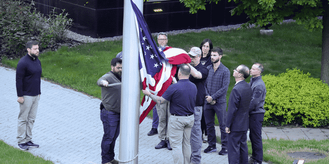 Die amerikanische Flagge wird am 18. Mai vor der US-Botschaft in Kiew, Ukraine, gehisst.