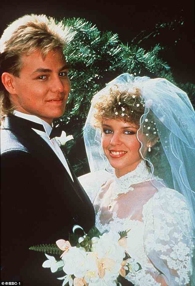Verzaubert: Die Hochzeit von Scott und Charlene bei Neighbors wurde allein in Großbritannien von 22 Millionen Zuschauern verfolgt Bild: Jason Donovan und Kylie Minogue