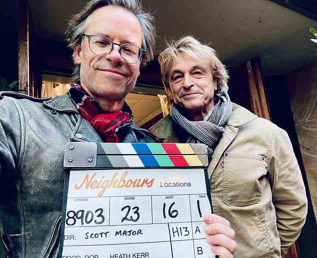 Reunion: Guy Pearce und Co-Star Peter O'Brien teilen einen Witz über die Dreharbeiten zu den letzten Szenen